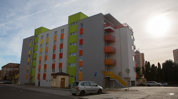 redizajn-fasady-bytovy-dom-colorhouse-1-topolcany-exterier-c-04-architekt-farebna-fasada