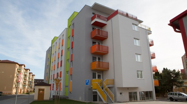 redizajn-fasady-bytovy-dom-colorhouse-1-topolcany-exterier-c-05-architekt-farebna-fasada