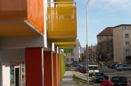 redizajn-fasady-bytovy-dom-colorhouse-1-topolcany-exterier-c-08-architekt-farebna-fasada