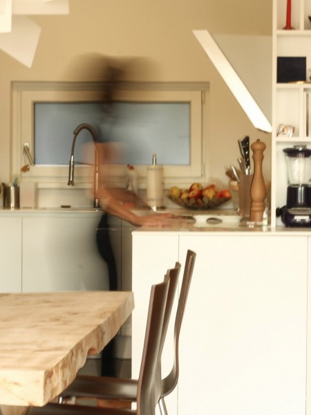 minimalisticka-biela-kuchyna-novostavba-mezonetoveho-bytu-Vieden-11-biely-nadcasovy-dizajn-pracovna-doska-himacs-nadherny-stol-z-masivneho-dreva