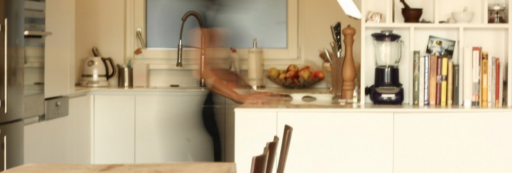 minimalisticka-biela-kuchyna-novostavba-mezonetoveho-bytu-Vieden-11-biely-nadcasovy-dizajn-pracovna-doska-himacs-nadherny-stol-z-masivneho-dreva