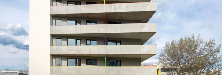 polyfunkcny-bytovy-dom-colorhouse-2-novostavba-topolcany-moderne-byvanie-farebna-fasada-izokorby-tahokov-zabradlie-06