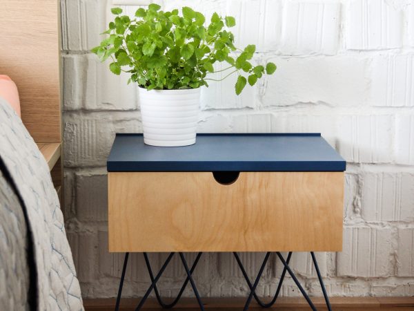 NIGHT-PIN-TABLE-nocny-stolik-01-dizajnovy-stol-k-posteli-so-suflikom-interier-pri-Strkoveckom-jazere-archilab-architekti