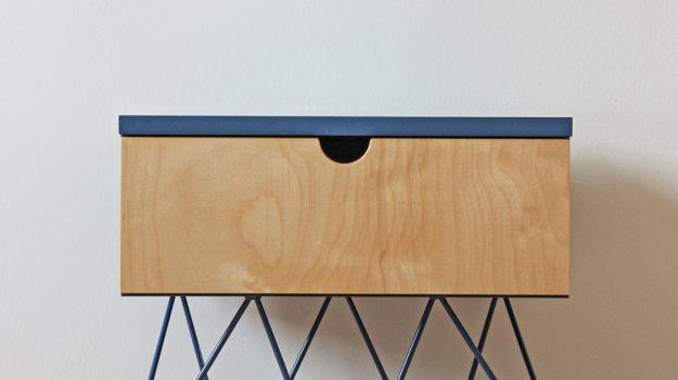 NIGHT-PIN-TABLE-nocny-stolik-04-dizajnovy-stol-k-posteli-so-suflikom-archilab-architekti