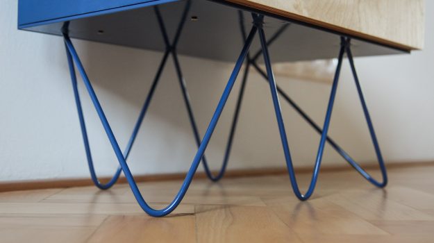 NIGHT-PIN-TABLE-nocny-stolik-06-dizajnovy-stol-k-posteli-so-suflikom-archilab-architekti