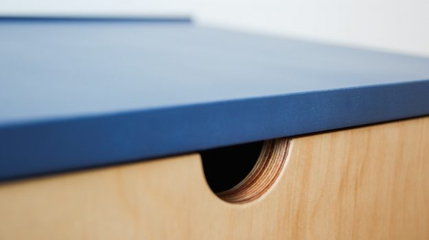 NIGHT-PIN-TABLE-nocny-stolik-07-dizajnovy-stol-k-posteli-so-suflikom-archilab-architekti
