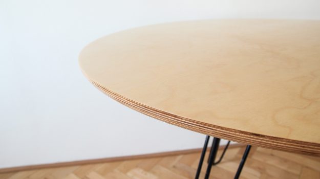 TRIPLE-PIN-TABLE-kruhovy-jedalensky-stol-06-archilab-architekti-trojnozka-detail-nabytok-stol-z-preglejky