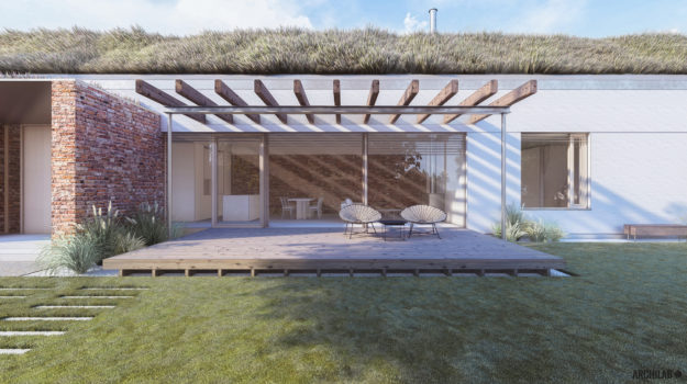 Návrh domu s veľkou presklenou stenou a drevenou terasou.